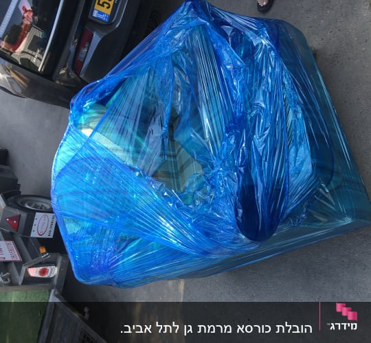 רהיט עטוף בניילון כחול למעבר דירה